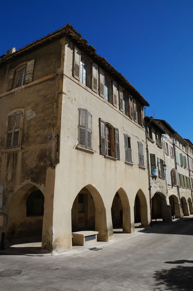 maison du 15e siècle avec des arcades à Villeneuve lès Avignon