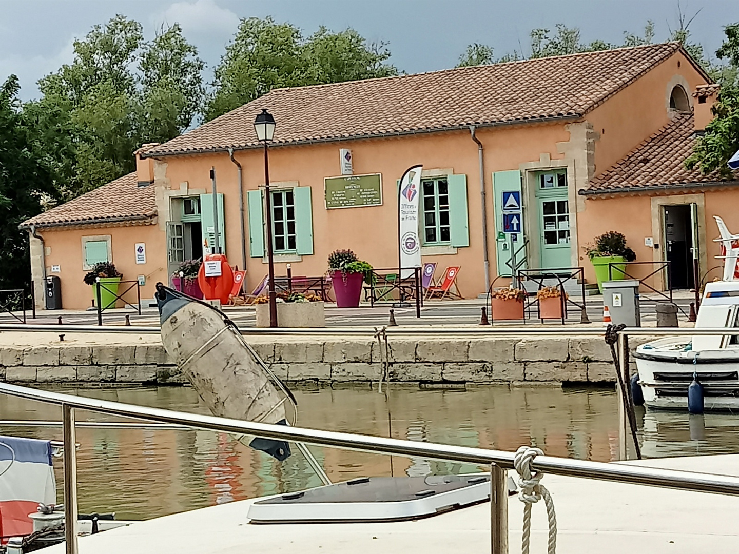 Maison éclusière à Capestang le long du canal du Midi (Hérault)