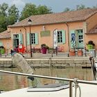 Maison éclusière à Capestang le long du canal du Midi (Hérault)