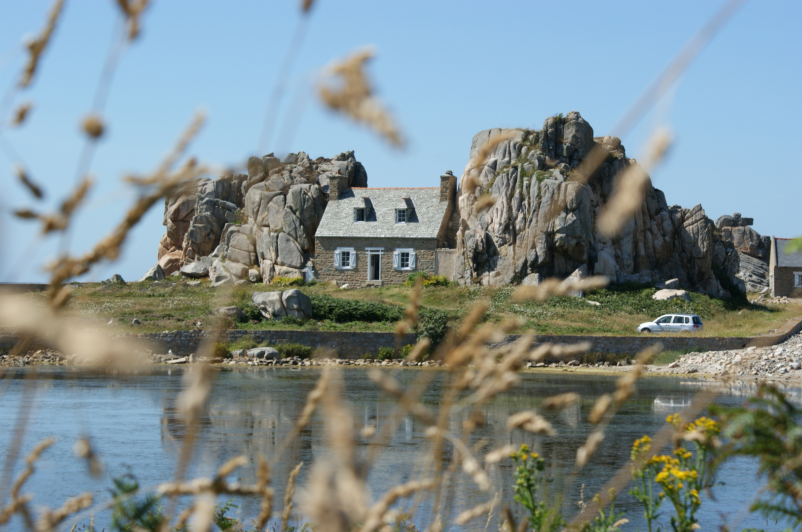 Maison entre les rochers, Plougrescant