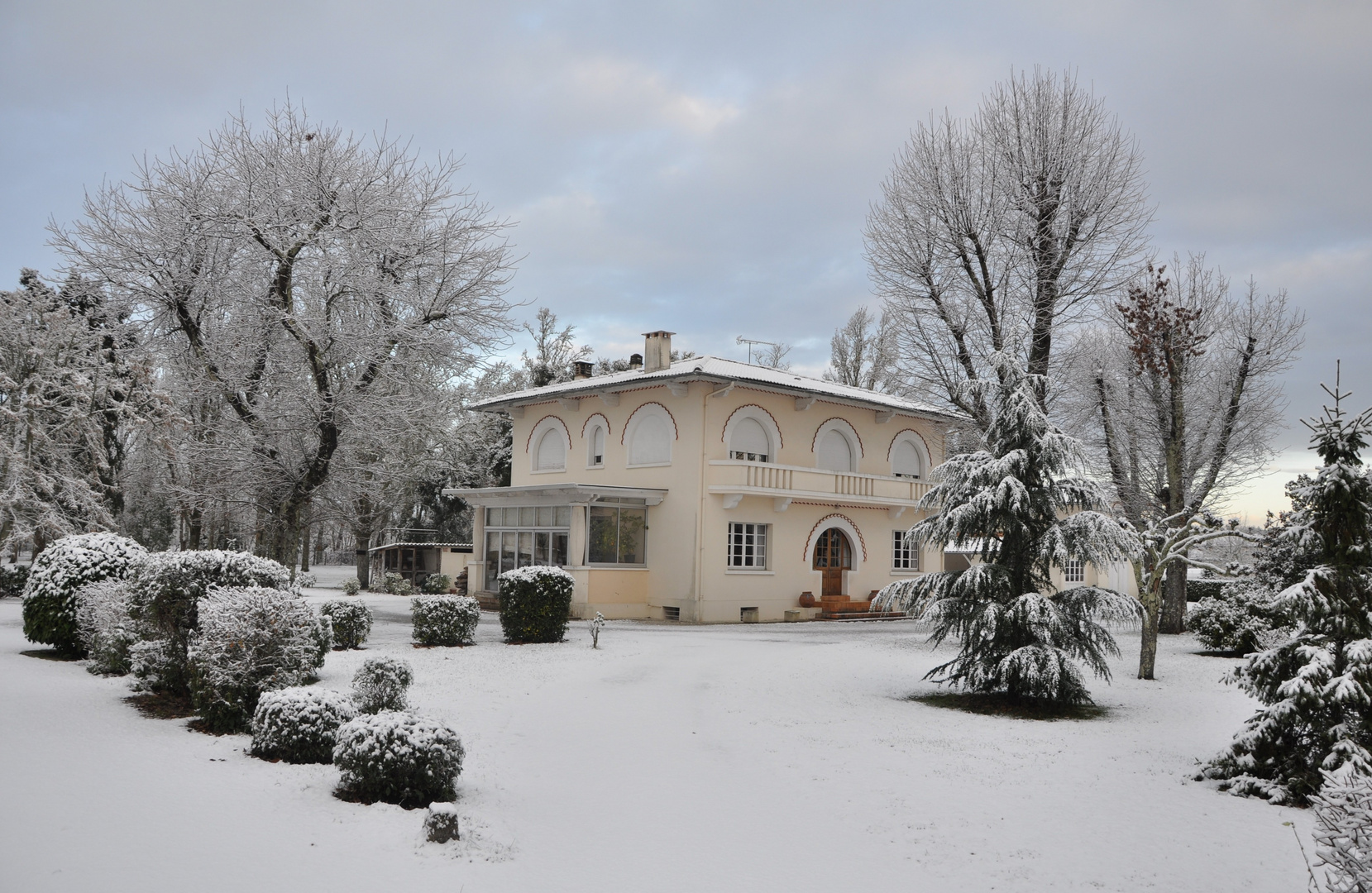 maison landaise enneigée