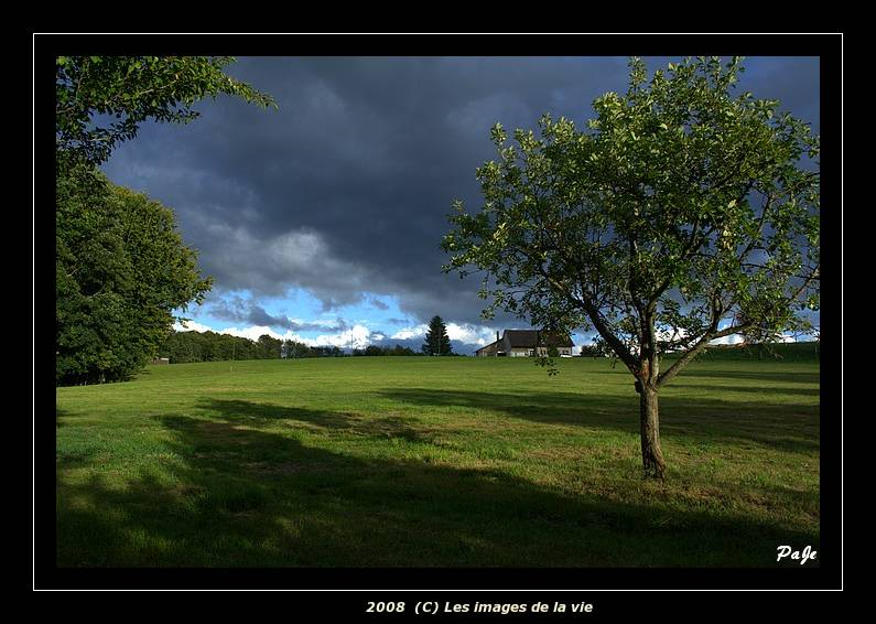 Maison sous les nuages