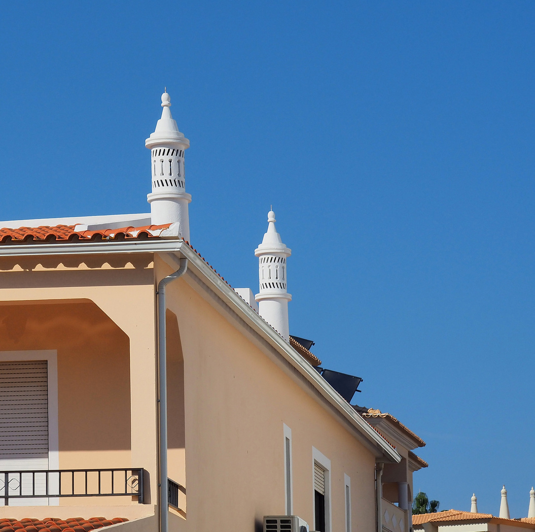 Maisons aux cheminées typiques de l’Algarve