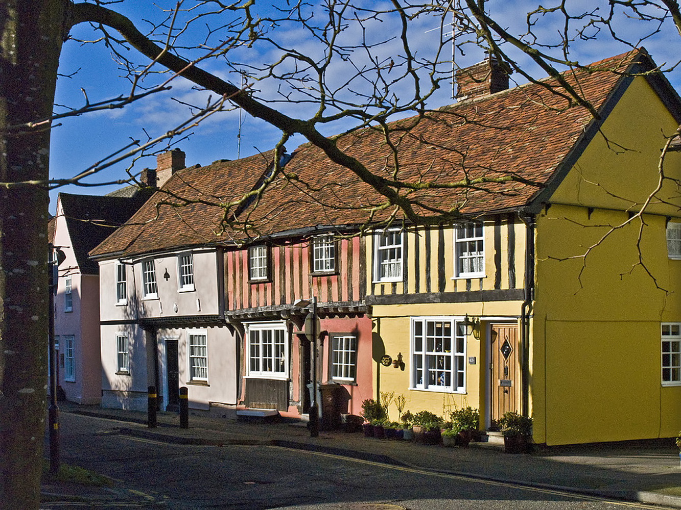 Maisons colorées au soleil  --  Saffron Walden  --  Farbige Häuser in der Sonne