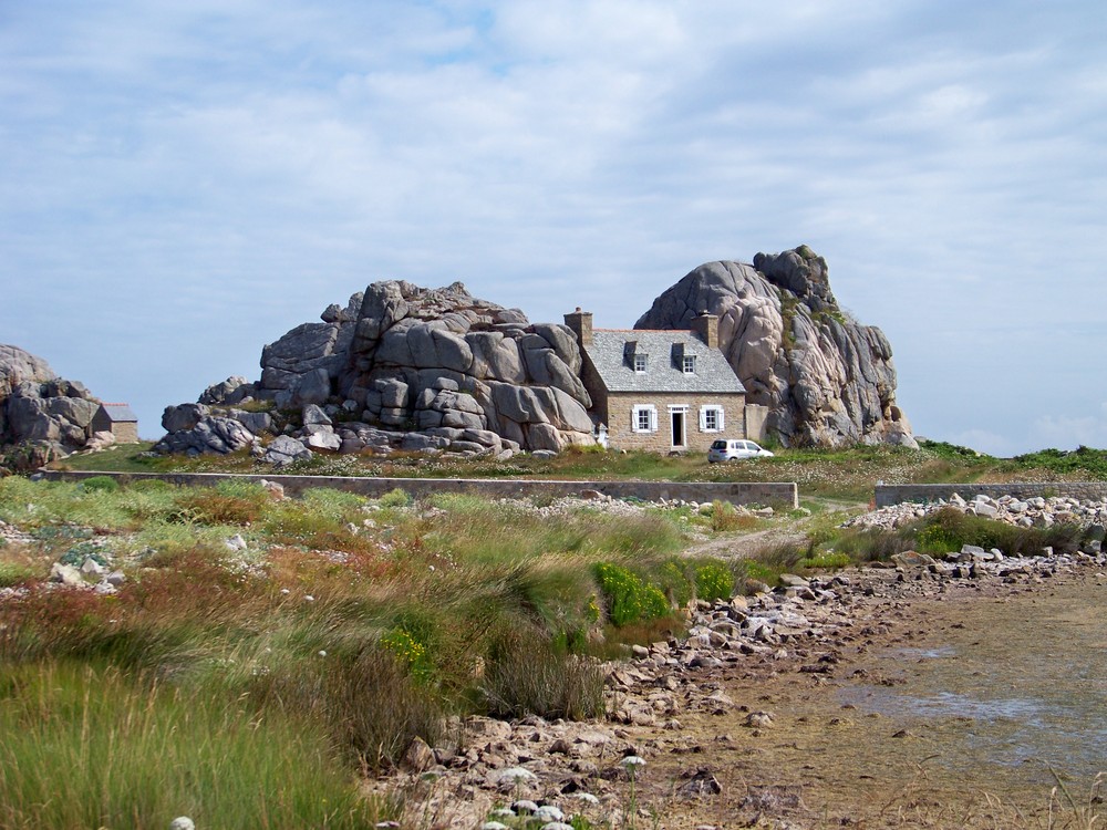 maisons dans la pierre à Plougrescant ( cotes d'armor )