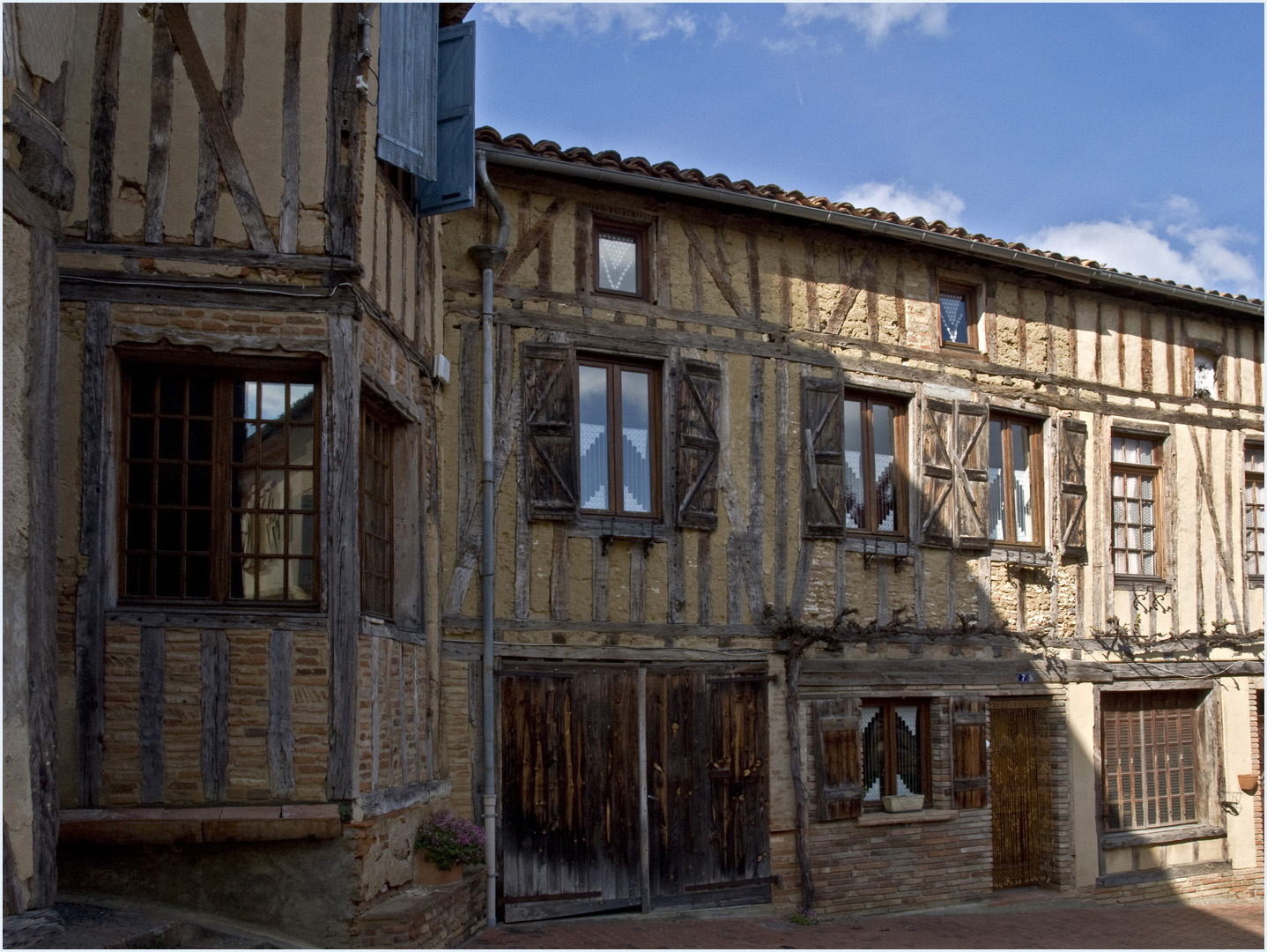 Maisons de la vieille ville de Samatan  --  Gers