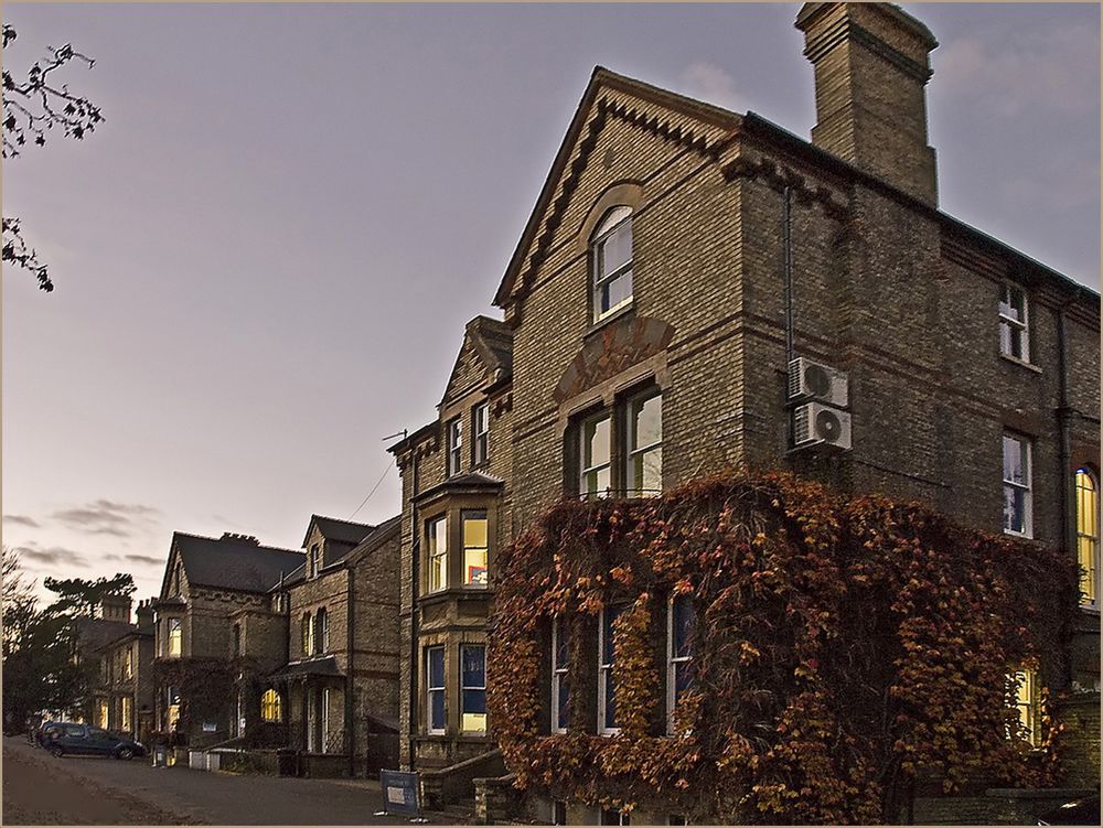 Maisons de « Station Road », rue de la gare, au crépuscule  -- Cambridge