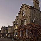 Maisons de « Station Road », rue de la gare, au crépuscule  -- Cambridge