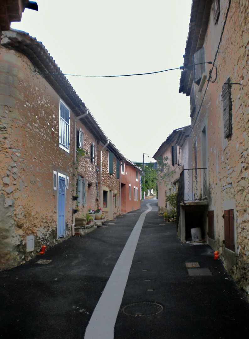 maisons de village et goudron.......