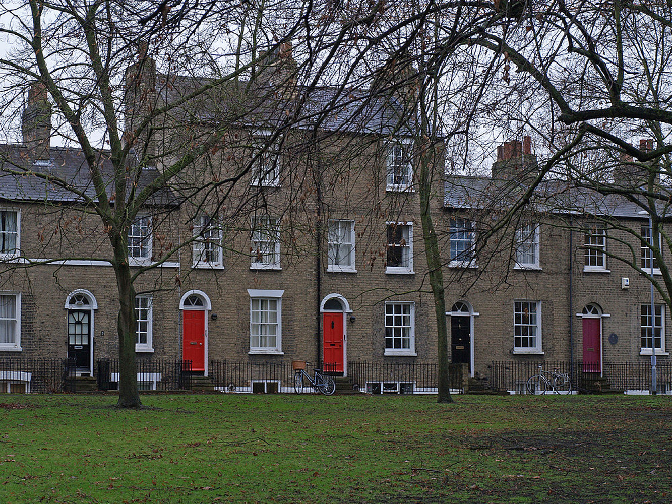 Maisons le long du parc de Petersfield  --  Cambridge   Häuser an Petersfield-Park entlang