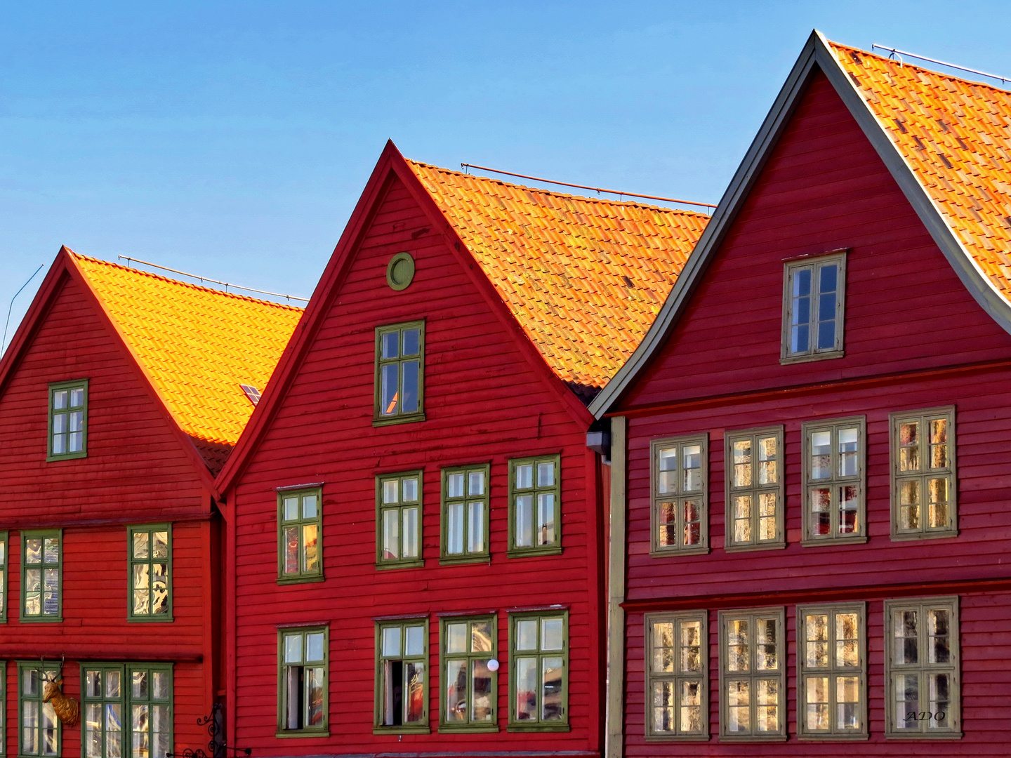 maisons rouges, reflets dorés...