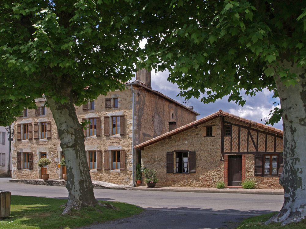 Maisons sur la place centrale de Duhort Bachen  --  Häuser am Hauptplatz von Duhort-Bachen