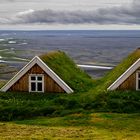 Maisons traditionnelles au-dessus de la plaine côtière.