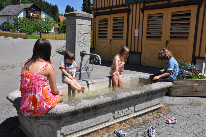 Maispaß am Dorfbrunnen