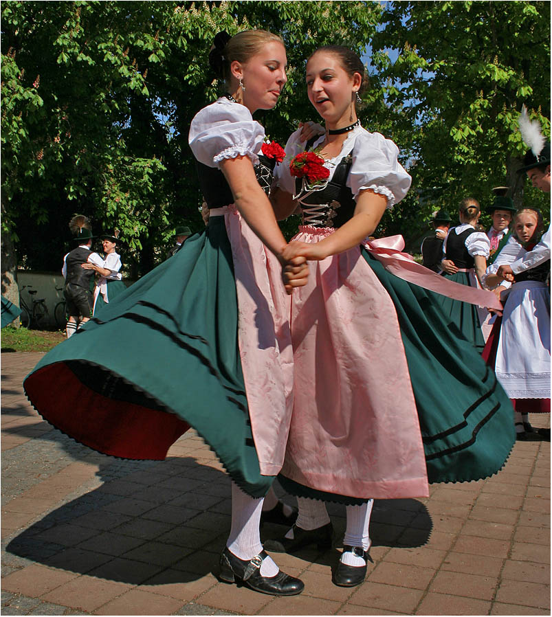 Maitanz unterm Maibaum