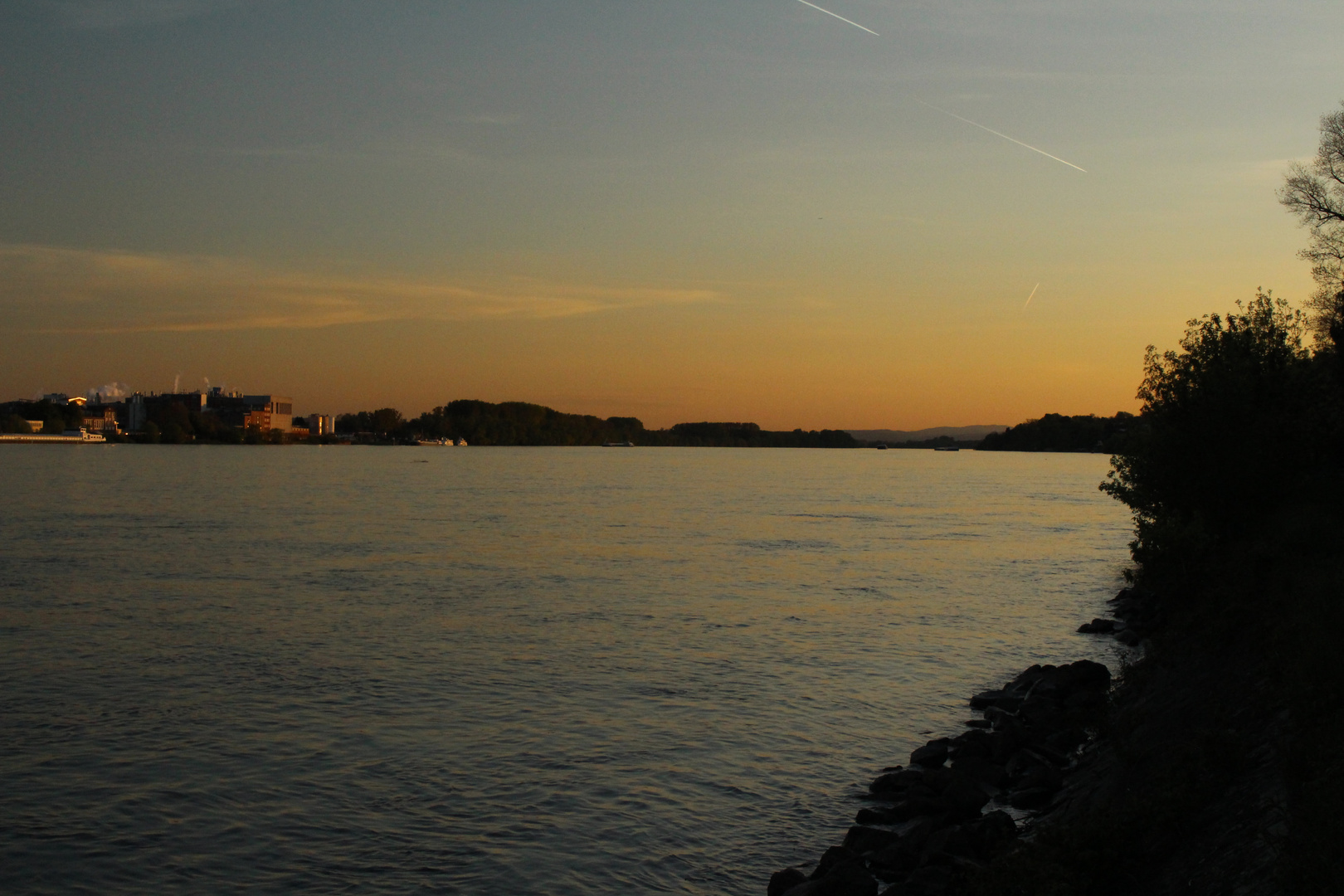 Maiuntergang am Rhein