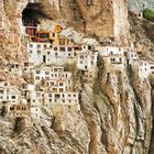 Majestätisch thront das Phuktal-Kloster im Fels