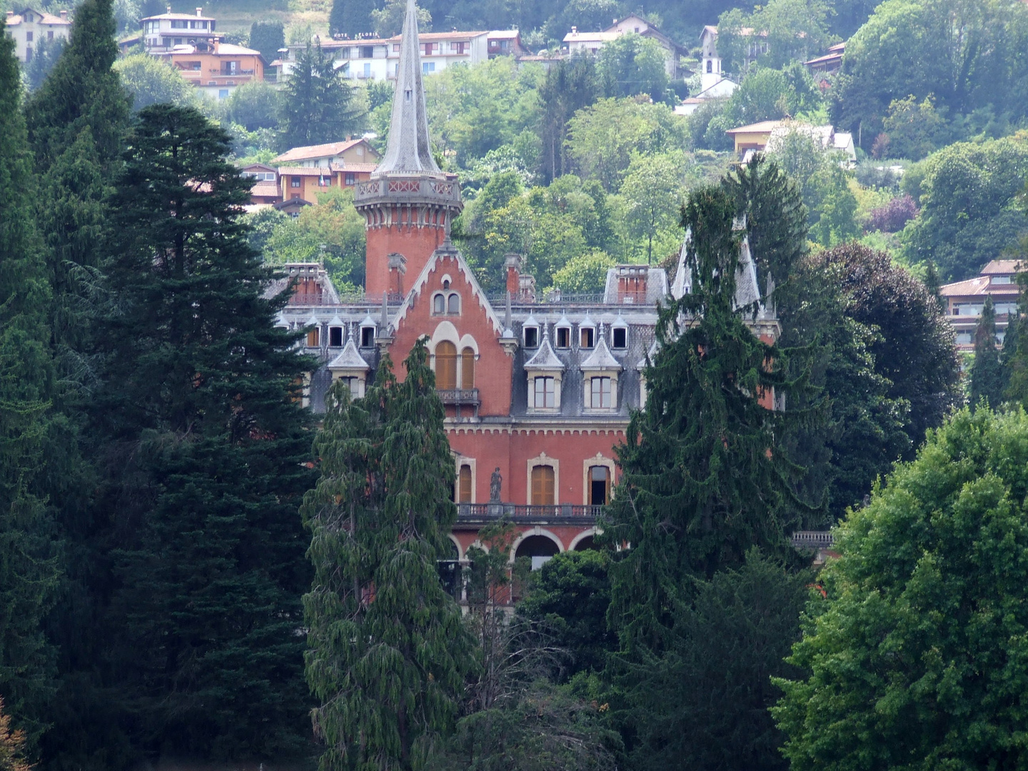 majestueux ! peut etre le chateau de la belle au bois dormant !?