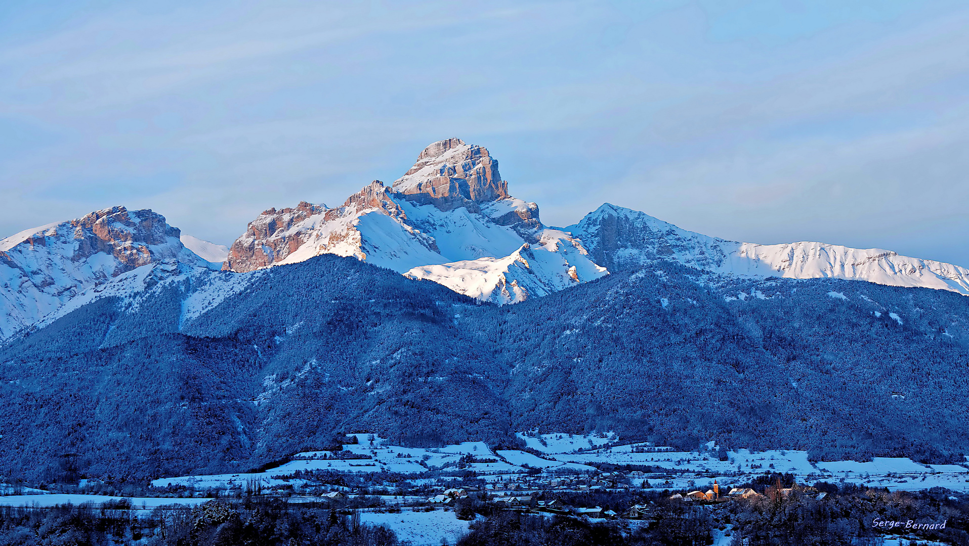 Majestueux sommet de " l' Obiou " ( 2789m;massif du Dévoluy dans les Hautes-Alpes ) 