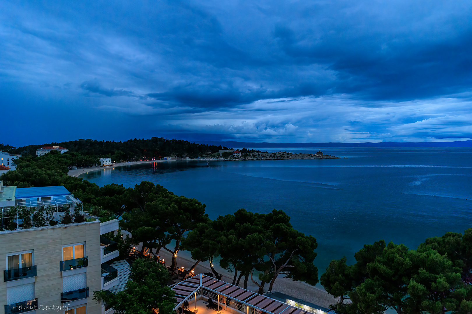 Makarska Badebucht zur blauen Stunde (Sommer 2022)