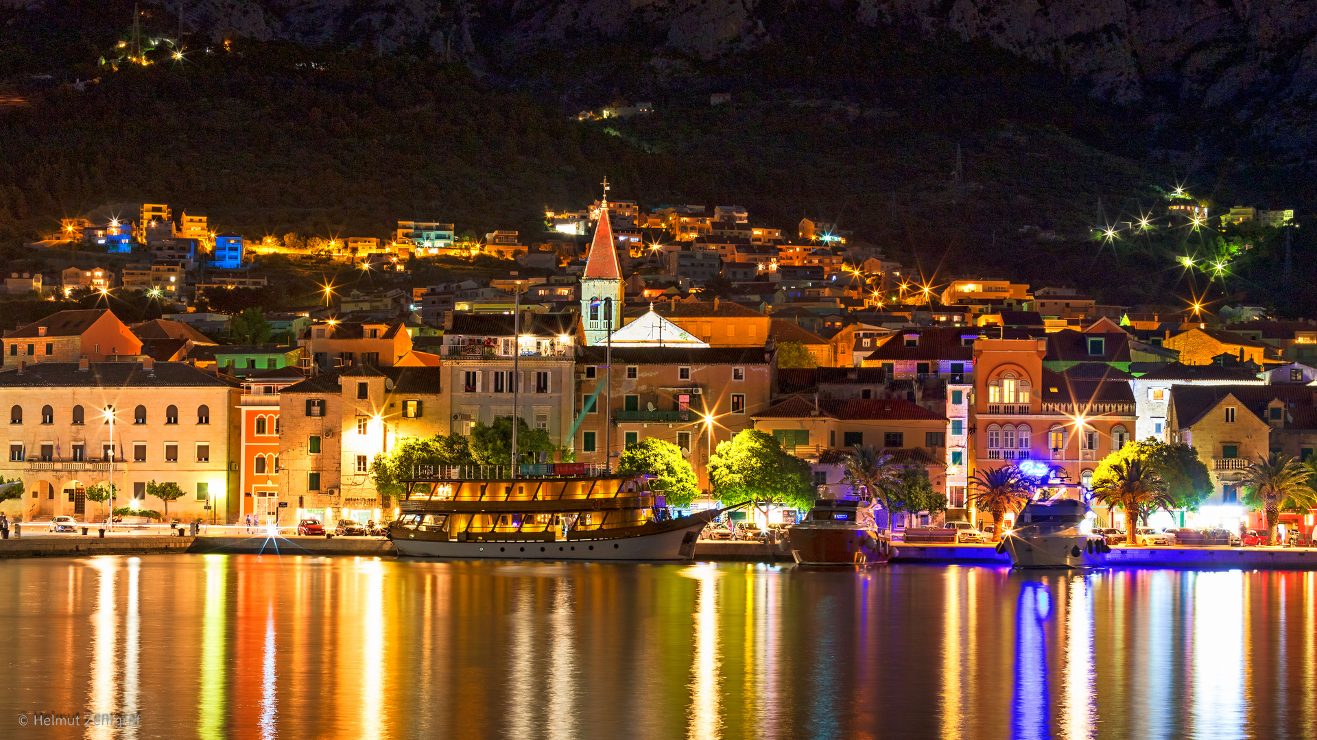 Makarska bei Nacht