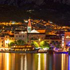 Makarska bei Nacht