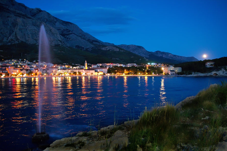 Makarska bei Nacht