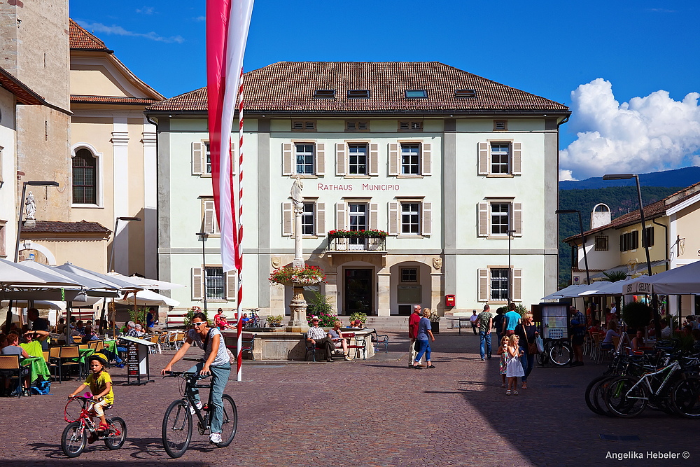 Maktplatz u. Rathaus Kaltern