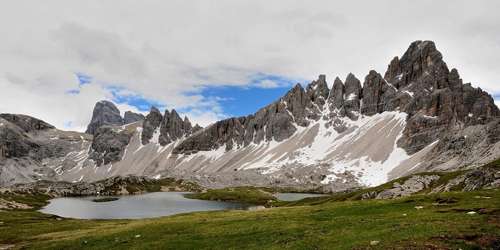 Mal kein Makro (lach). Der Paternkofel, rechts im Bild, ist ein 2744 m hoher Berg....