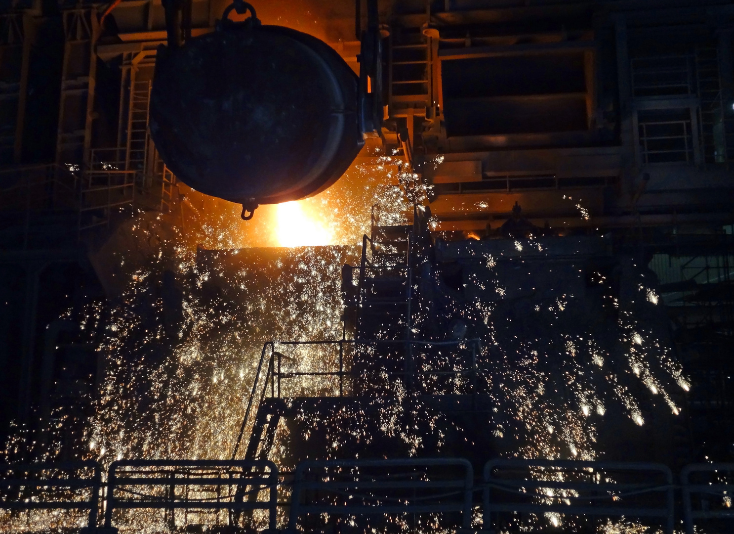 Mal kurz 300t Roheisen hinter die Binde kippen... Foto & Bild industrie und technik, industrie