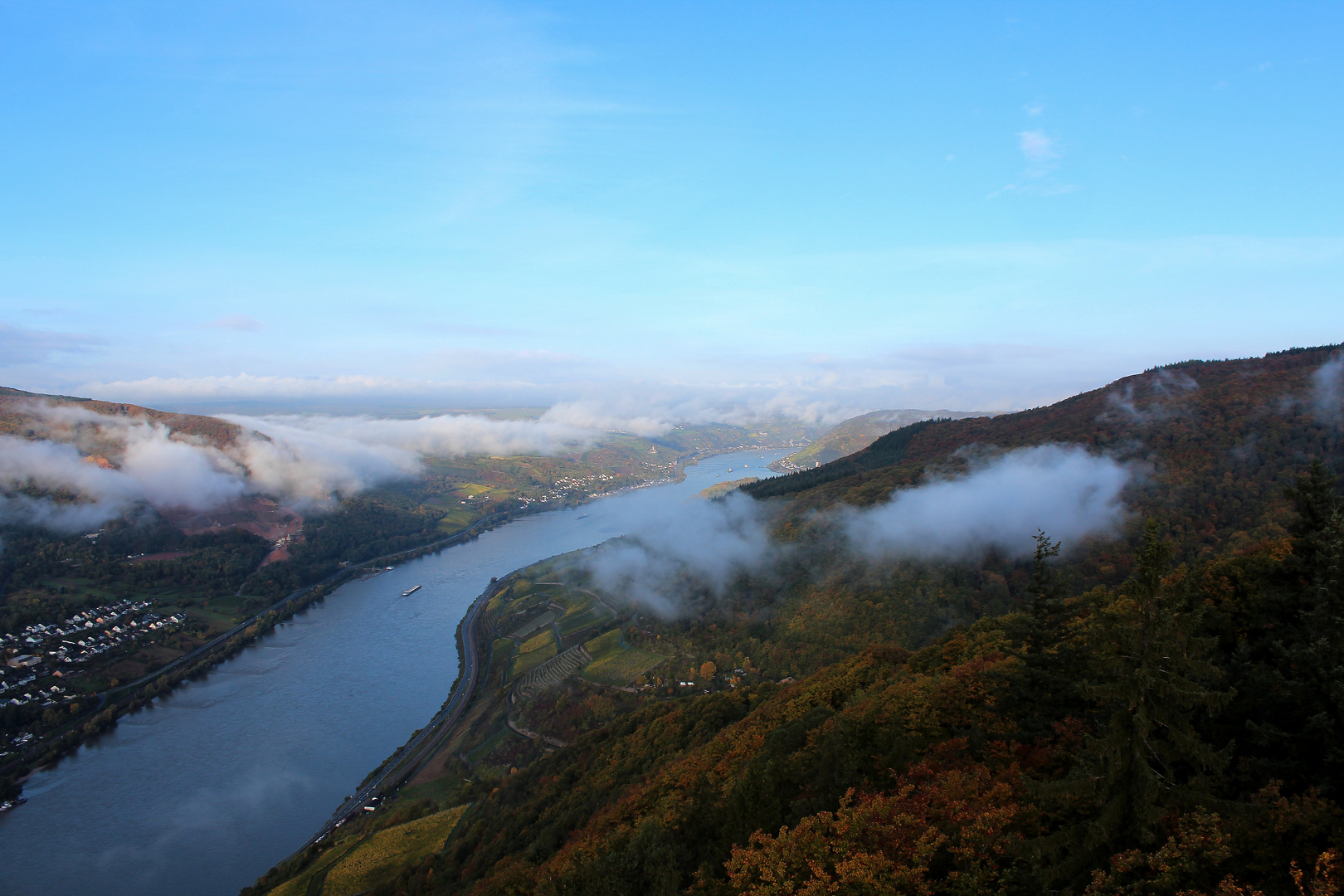 mal über den Wolken am Rhein