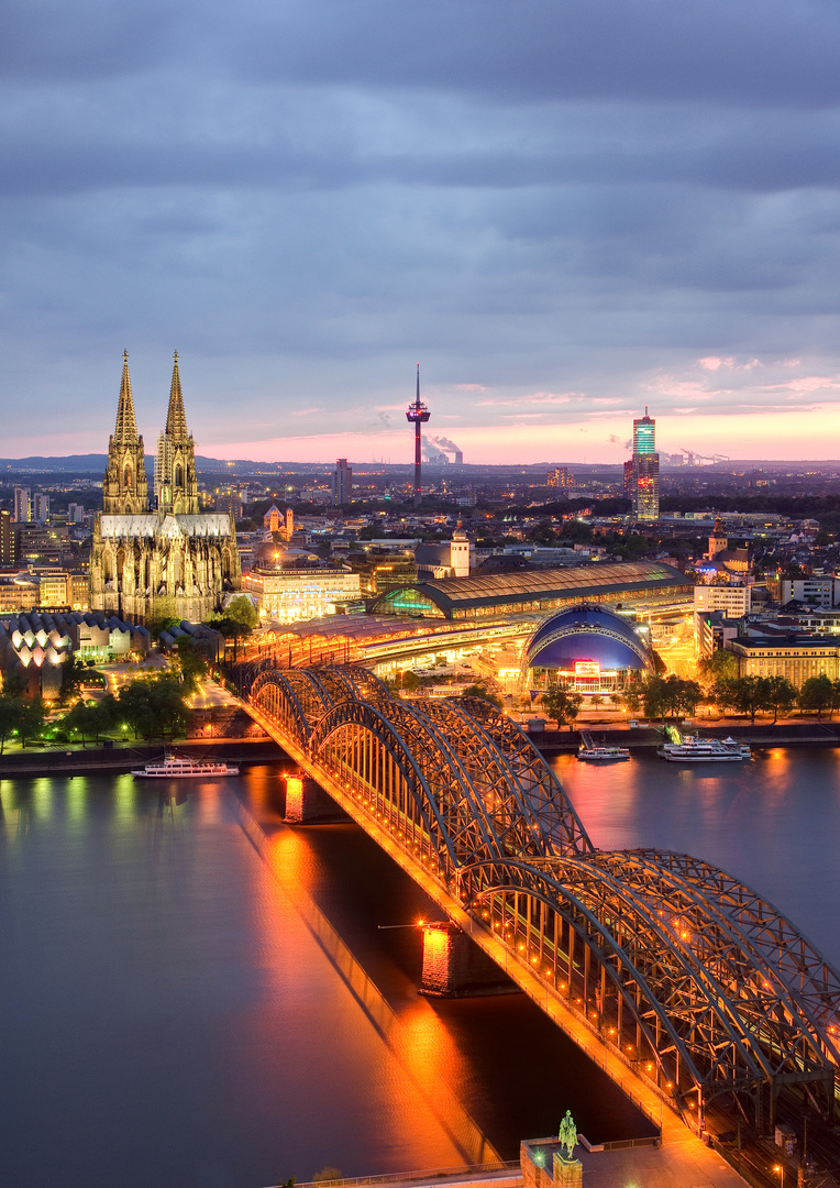 Mal was neues von Köln: Dom mit Hohenzollernbrücke .....