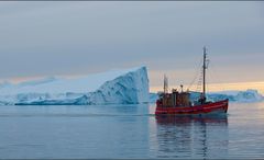 mal wieder ein rotes boot im eis