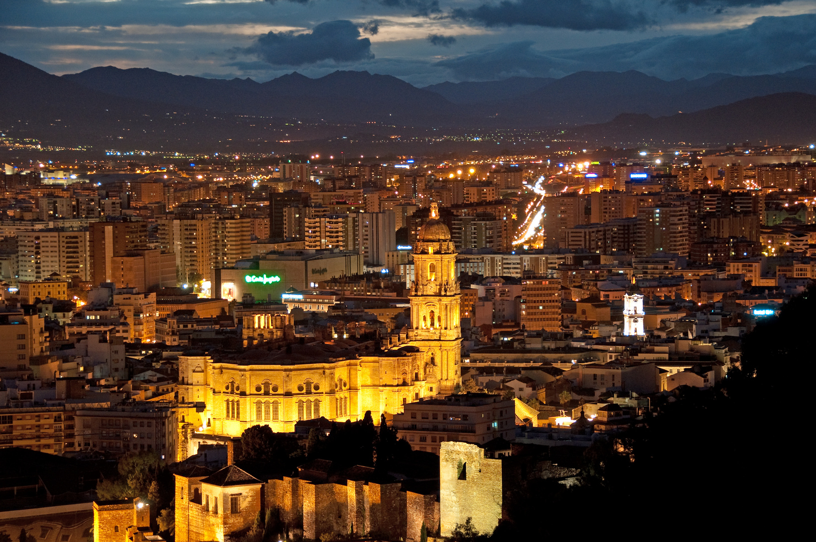 Malaga bei Nacht