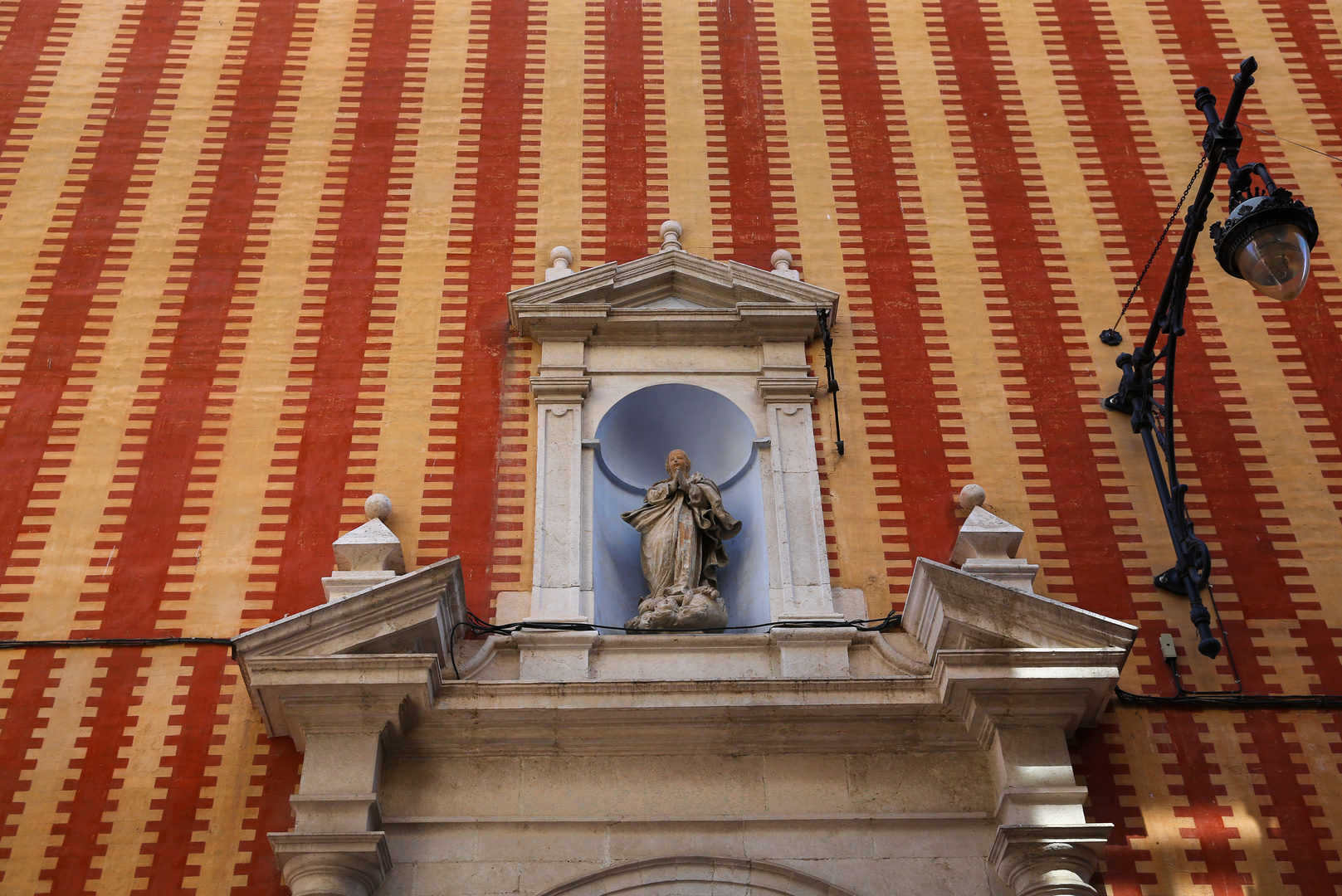 Malaga, interessant gemusterte Kirche