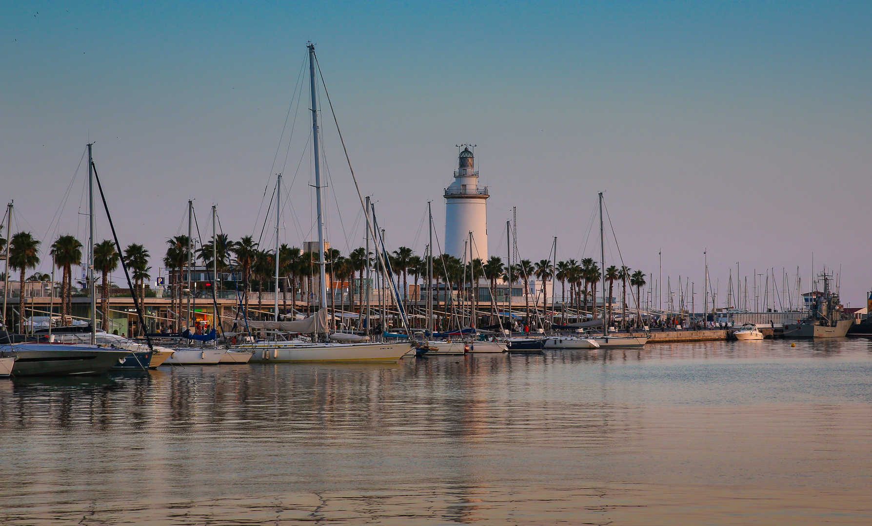 Malaga, Leuchtturm am Hafen etwas früher