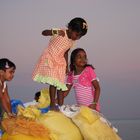 Malediven, Fulidhoo Island, Spielende Kinder 2010