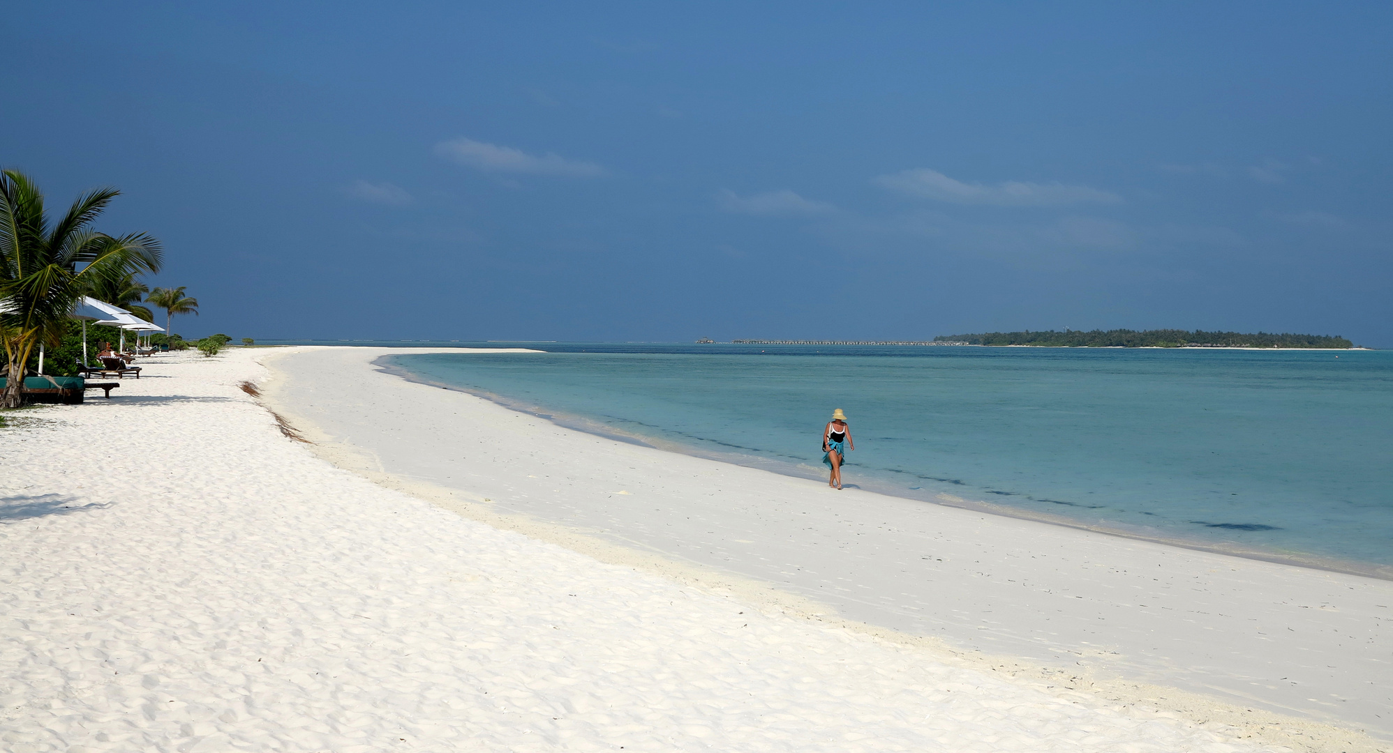 MALEDIVEN - schöner langer alleiner Weisser Strand