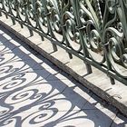 malende Sonne auf einer Brücke in Lübeck