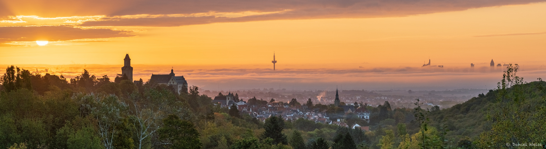 Malerblick in Kronberg & Frankfurter Skyline bei Sonnenaufgang im Herbst