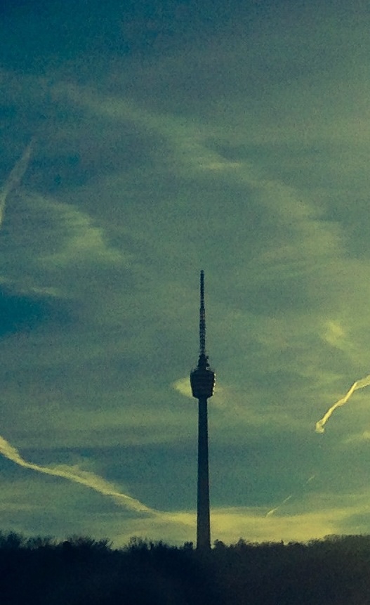 Malereien am Himmel rund um den verwaisten Fernsehturm