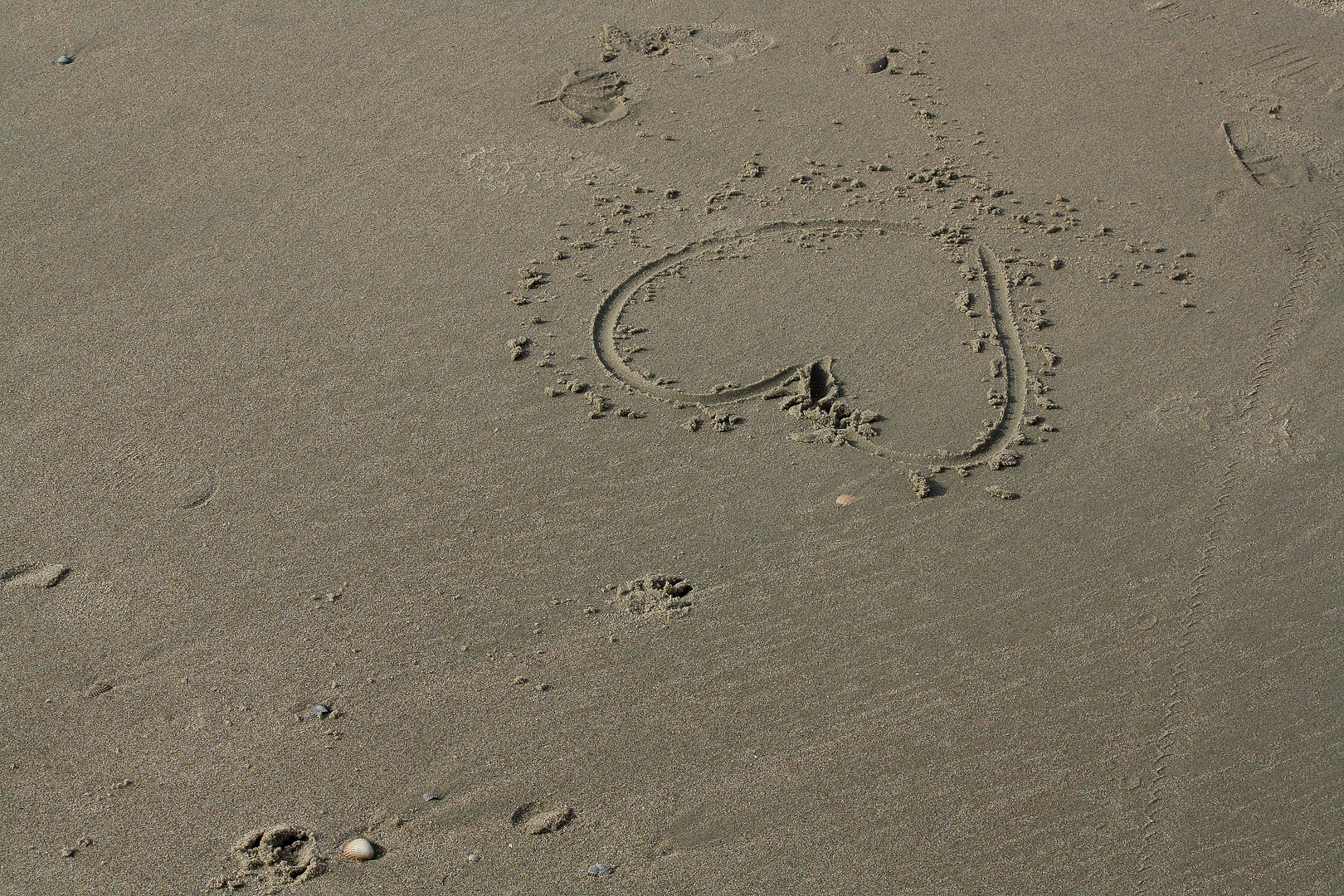 Malerein und Spuren im Sand am Strand