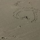 Malerein und Spuren im Sand am Strand