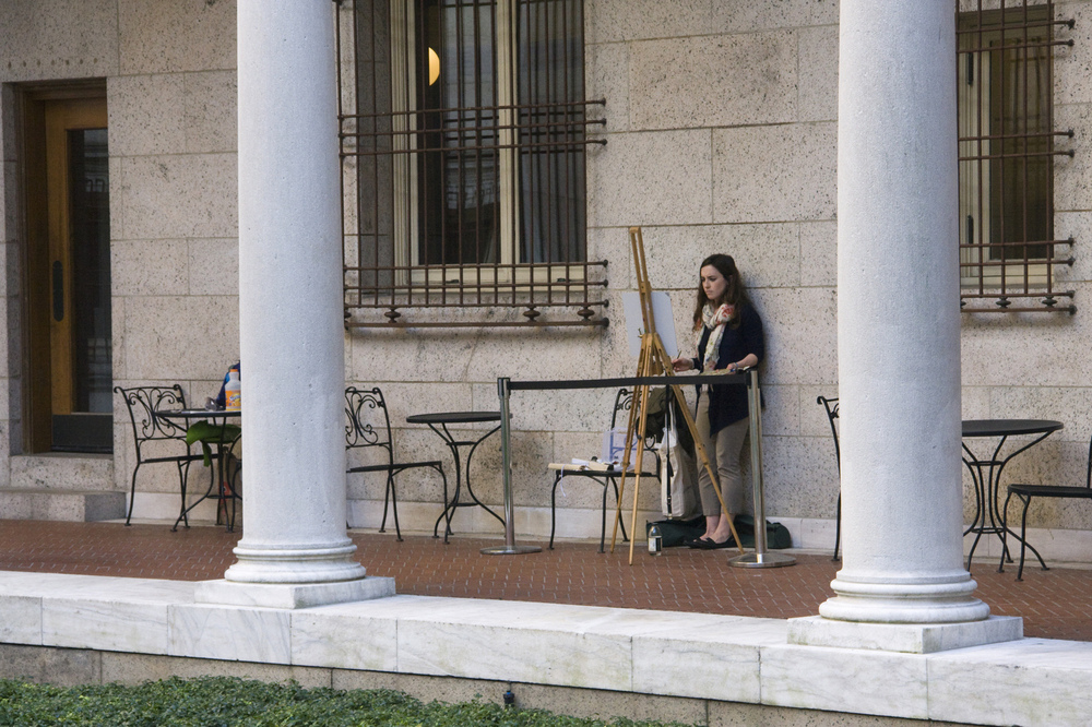 Malerin im Hof der Public Library von Boston