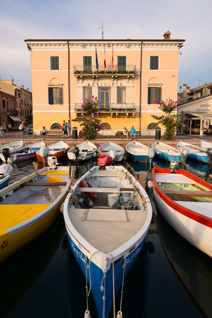 Malerische Boote in Bardolino vor Municipio