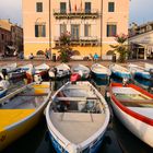 Malerische Boote in Bardolino vor Municipio