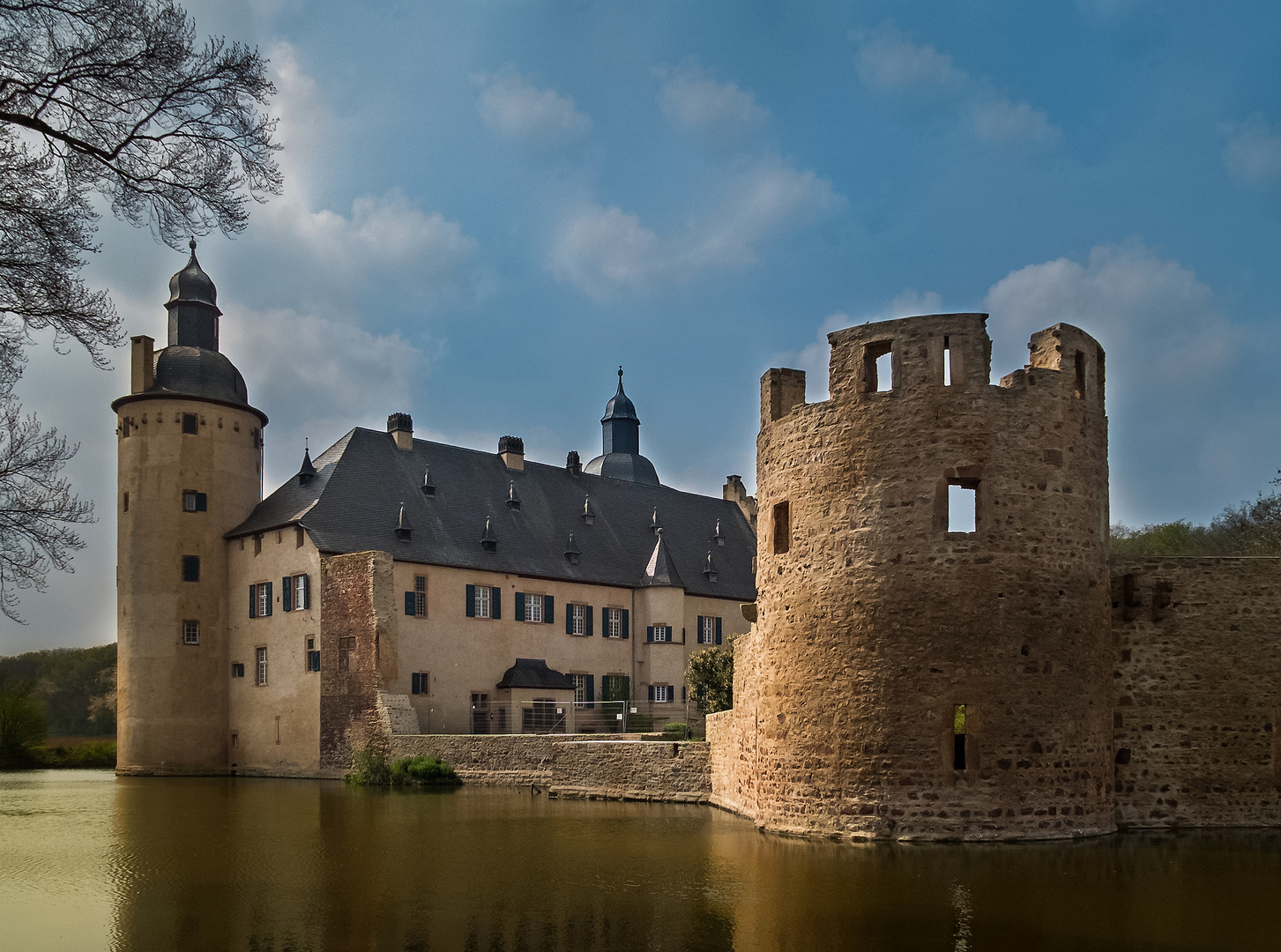 malerische Burg Veynau