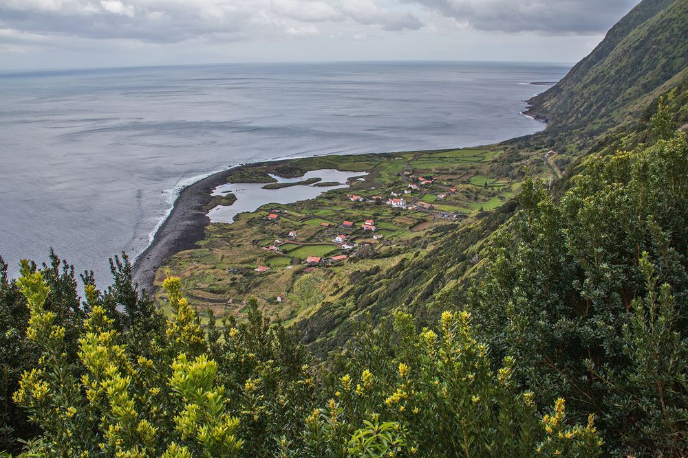 Malerische Fajã dos Cubres