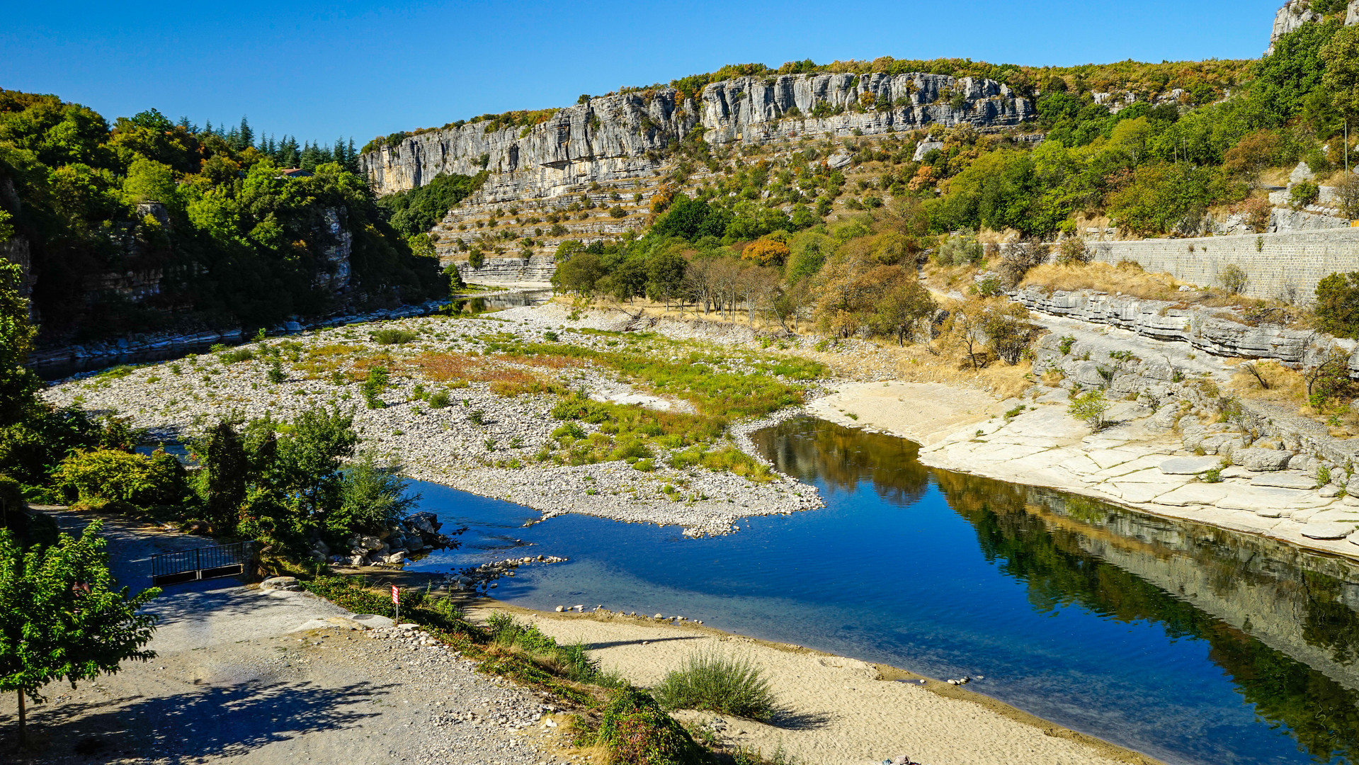 Malerische Flusslandschaft der Ardèche bei Balazuc