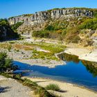 Malerische Flusslandschaft der Ardèche bei Balazuc